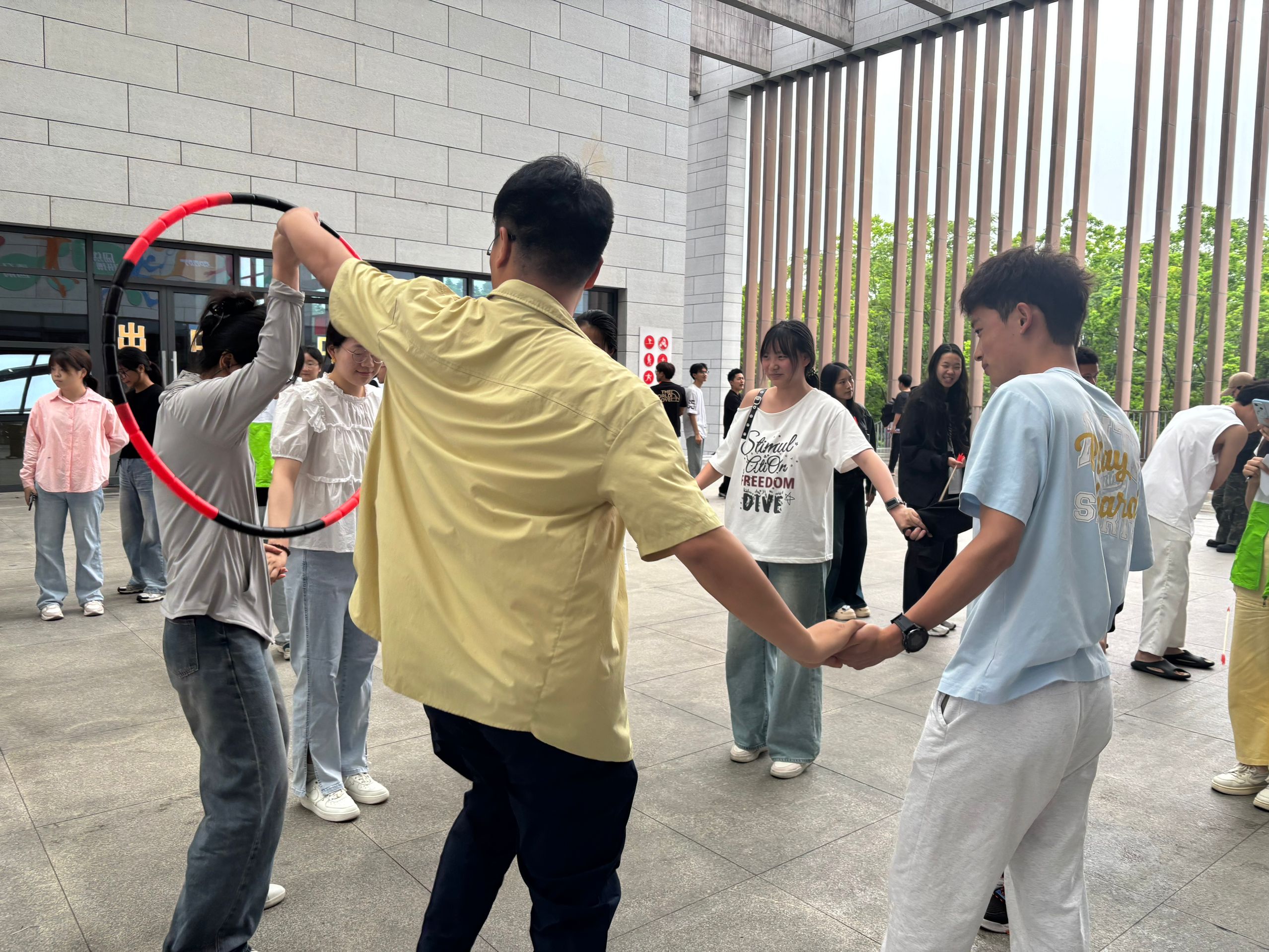 我校举办诚信教育之素质拓展系列...