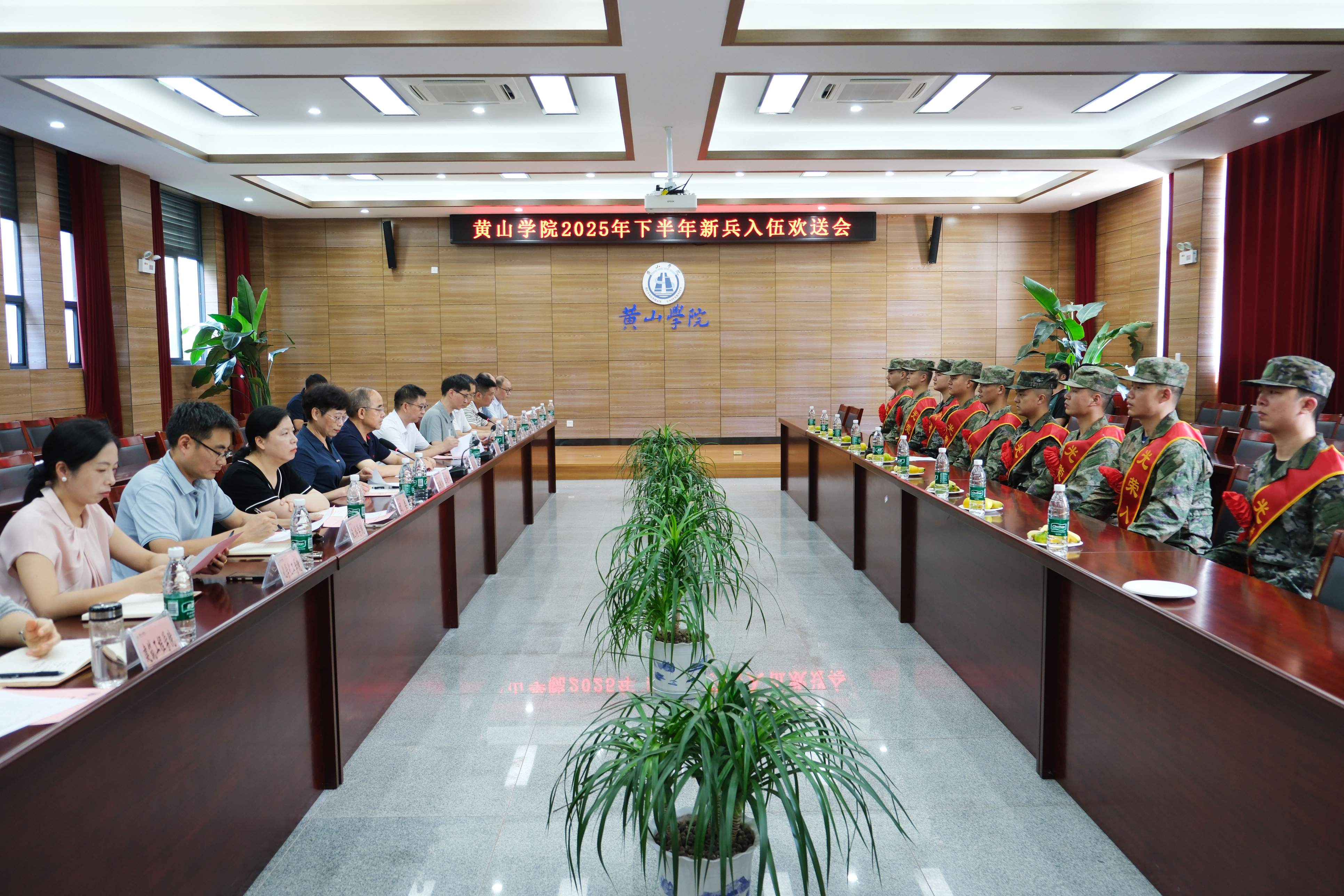 携笔从戎 威武出征 我校举行2...